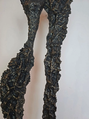 Detal rzeźby Sploty no.271 — strukturalna powierzchnia i metaliczne przetarcia