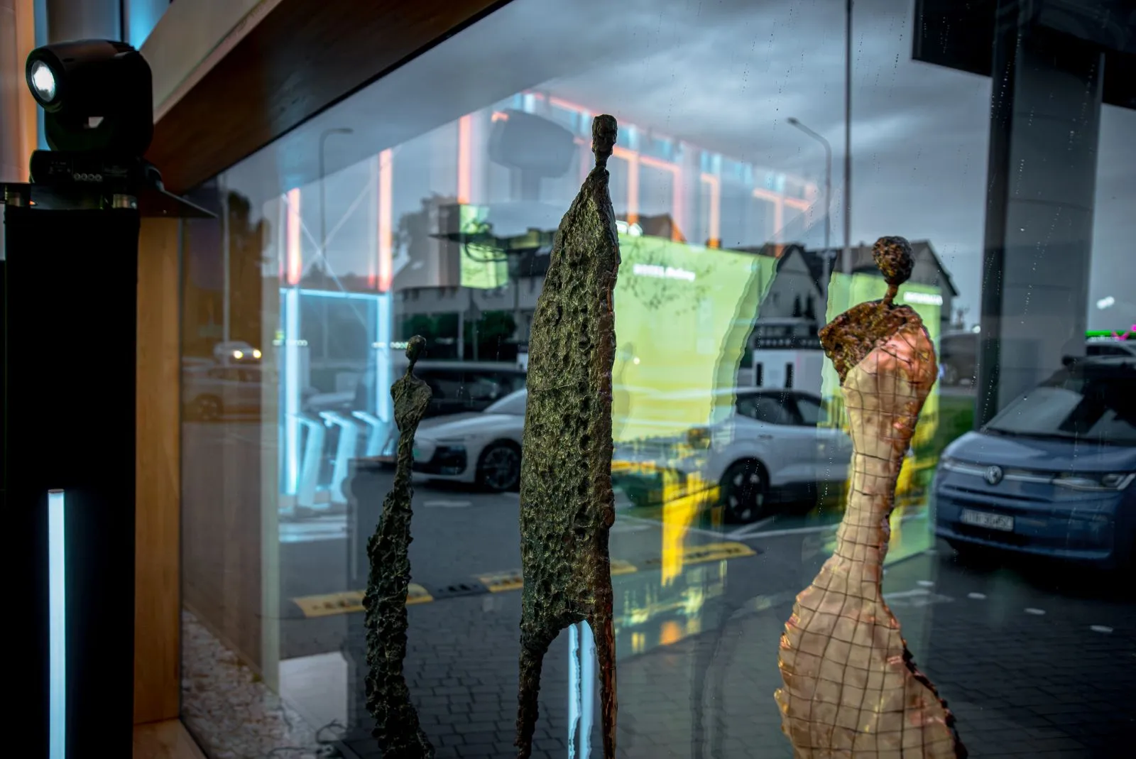Obrazy Krystyny Siwek na wystawie w Volvo Car Wrocław-Bielany