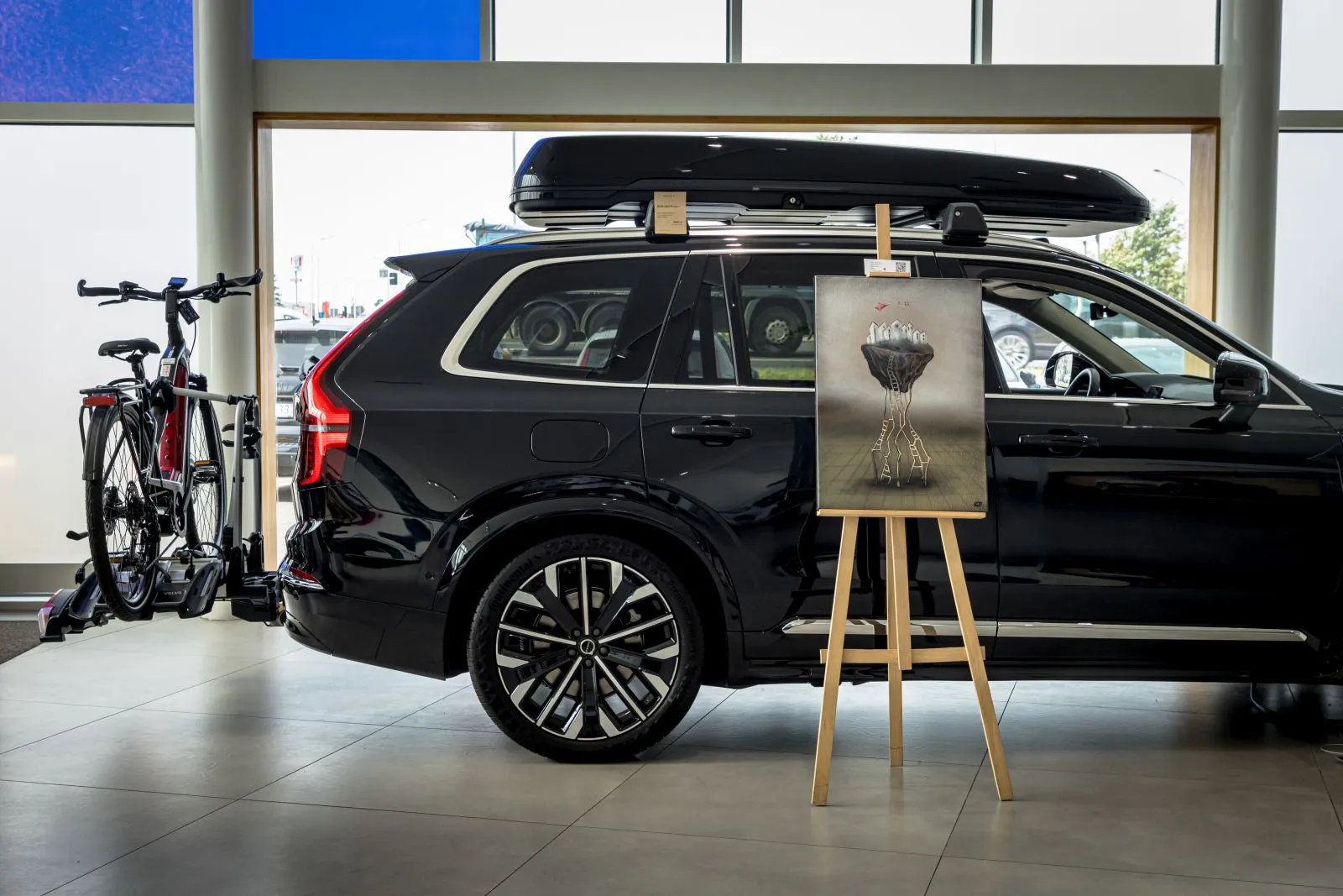 Rzeźby Krystyny Siwek na wystawie SPLOTY w Volvo