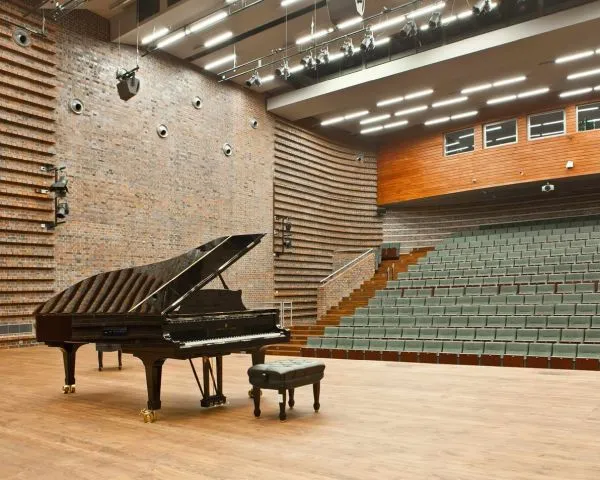 Rzeźby Muz w Akademii Muzycznej we Wrocławiu – sztuka Krystyny Siwek w dialogu z muzyką